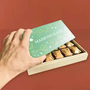 assortiment de marrons dans un coffret en bois vert printanier